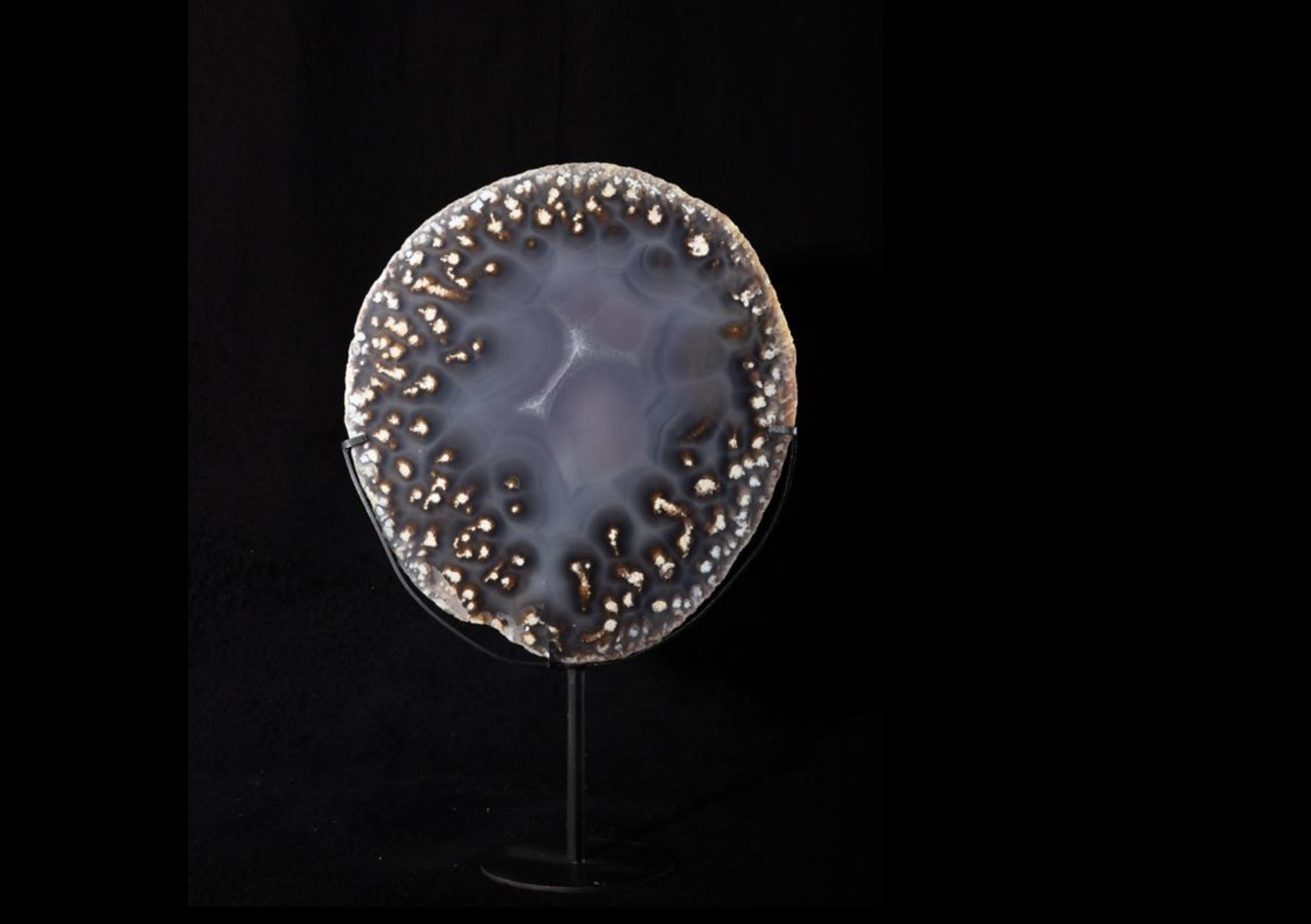 Agate slice on metal base - 2104b7ac 698d 45ff ada3 facf9430fe7a - V0289