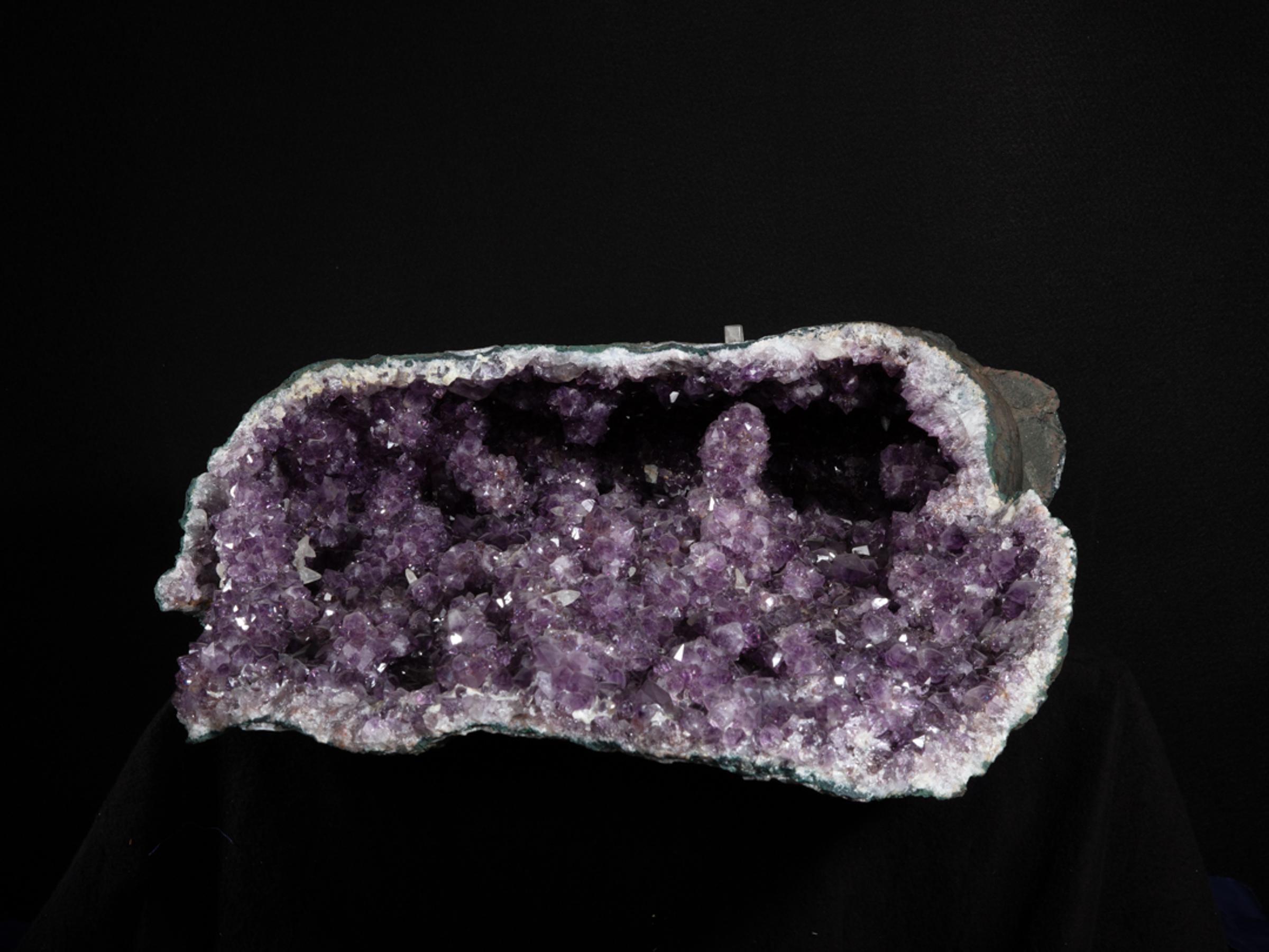 Amethyst geode with calcite - St1gallerya0177 4 - A0177