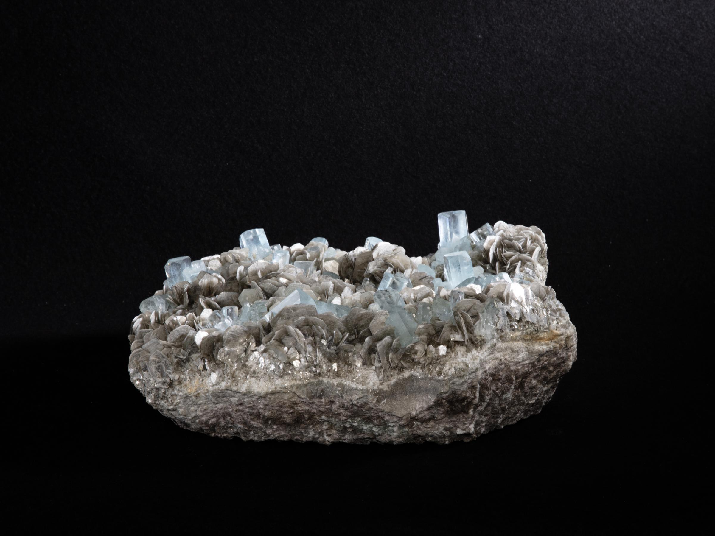 Aquamarine cluster on muscovite - St1galleryv0426 9654 - V0426