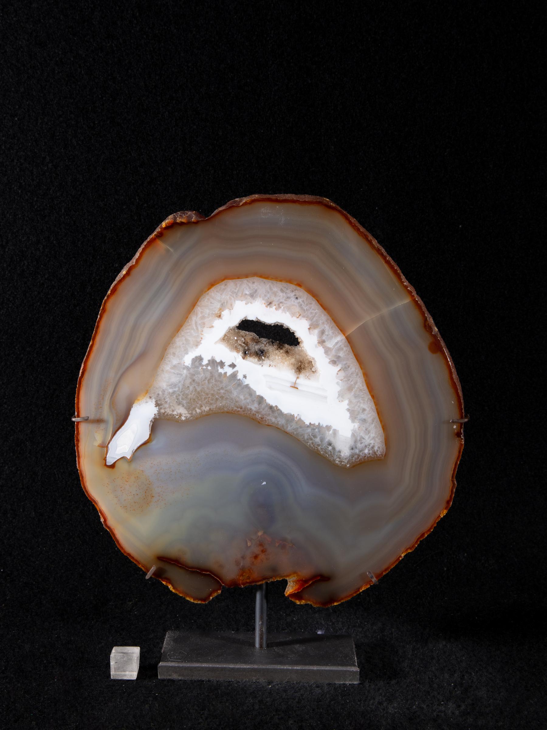 Agate slice on metal base - St1galleryv0473 0289 - V0473