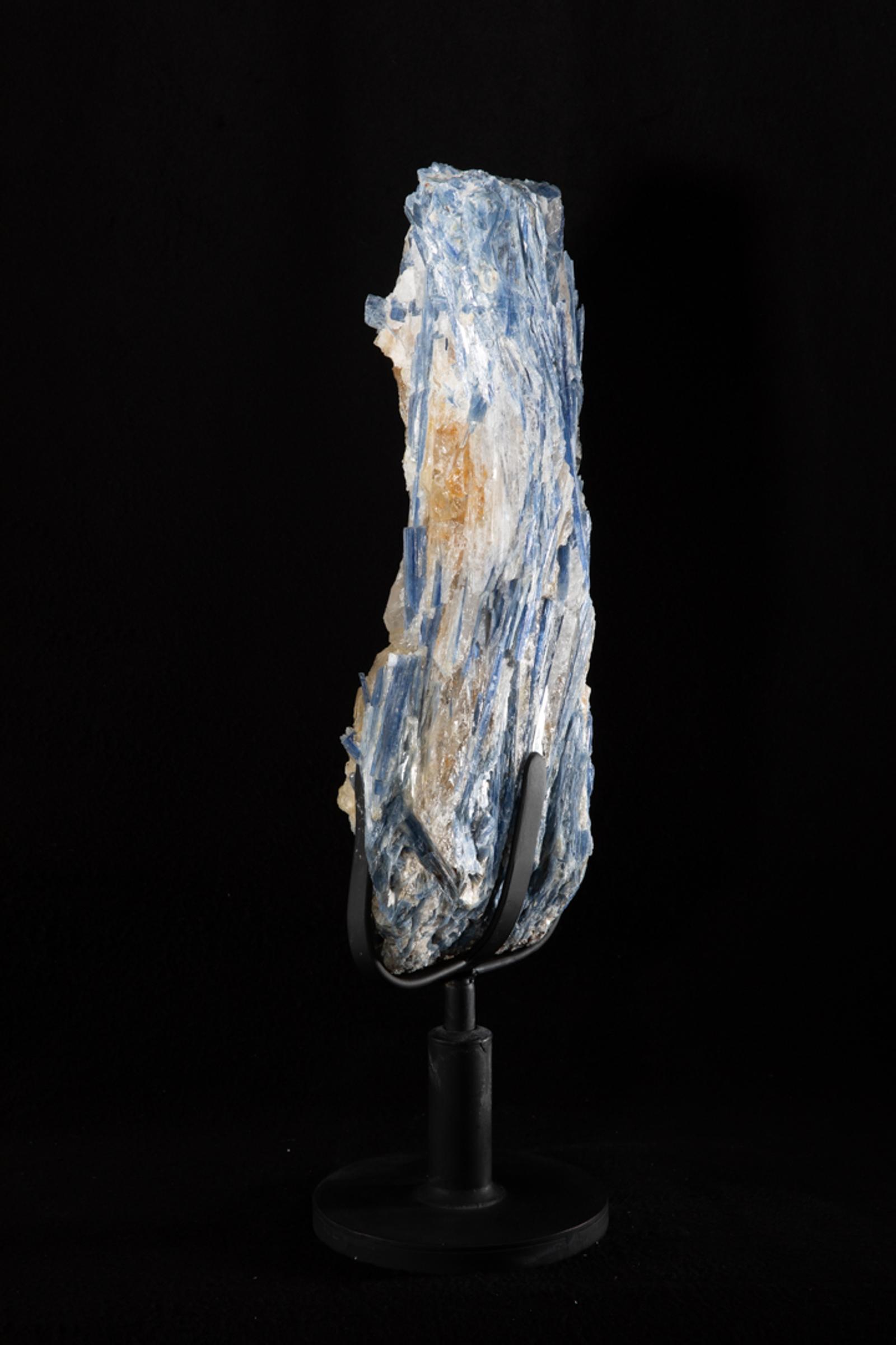 Kyanite in quartz matrix on rotating metal base - St1v0292 7565 - V0292