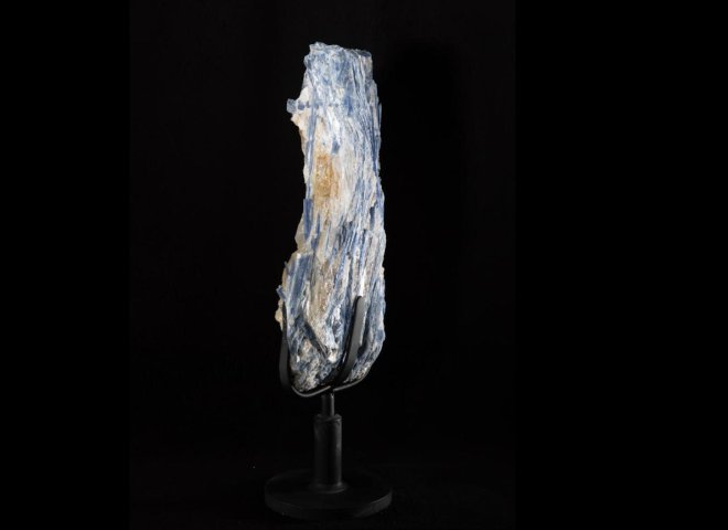 Kyanite in quartz matrix on rotating metal base - 161359d1 c4cb 4910 adc9 47682507857f - V0292