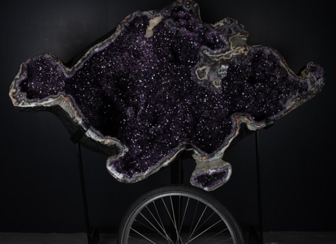 XL Amethyst 'fish' on metal base - 381e833b b032 4bbd 84c1 34590d3bd1a7 - A0008