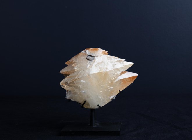 Calcite doubly terminated on metal base - St1v0215 2 - V0215